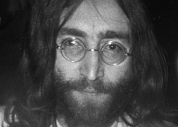 비틀스 존 레넌, 미 정부 도청 의심…”전화잡음 심했다”