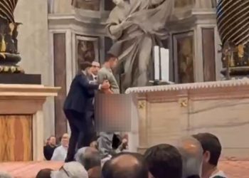 바티칸 성베드로 대성당 제단에 소변