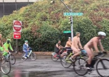 벌거벗고 자전거 … 포틀랜드 시민들 트럼프에 저항