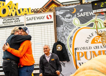 올해의 캘리포니아 호박 챔피언은 2346 파운드