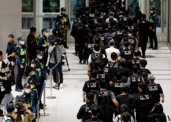 캄보디아 송환 64명, 전원 수갑 채워 압송…”마약검사 실시”