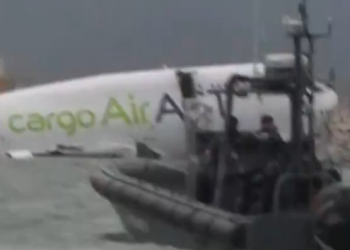 UAE 화물기 착륙 도중 미끄러져 바다로 … 2명 사망