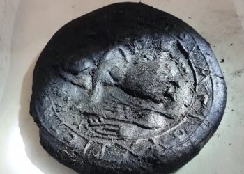 1200년간 땅에 묻혀있던 빵…’예수’ 모습 새겨져