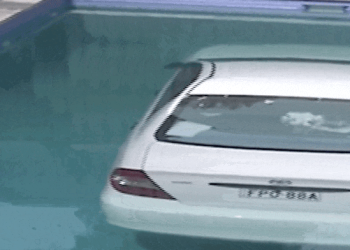 “누가 수영장에 주차했어?” … 수중 침몰 차 미스터리