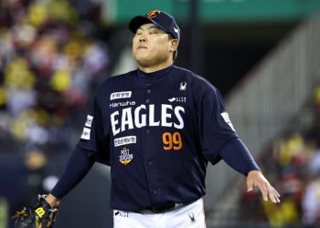 와르르 무너진 류현진, 19년만 KS 등판서 3이닝 7실점