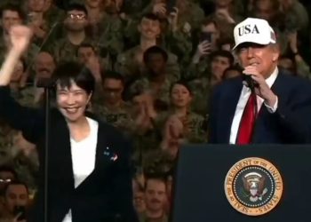 트럼프-다카이치, USS 조지 워싱턴호 승선 ..미일 동맹 결속 과시