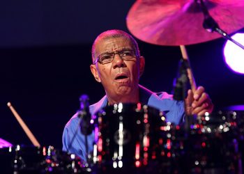 재즈 드러머 거장 디조넷 별세 … 향년 83