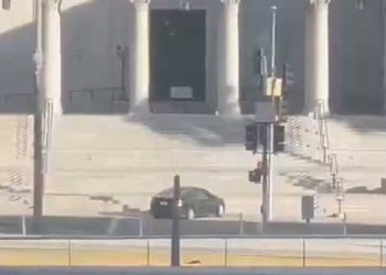 LA 시청 락다운 … 산소통 든 남성, 경찰과 수 시간 대치