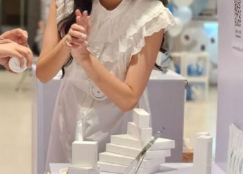 ‘의사면허 박탈’ 조국 딸, 화장품 장사 … 면세점 입점 특혜 의혹