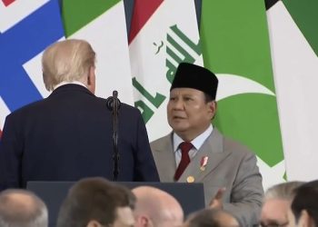 인니 대통령 망신 … 마이크 켜진 줄 모르고 트럼프에 “아들 소개해줘”