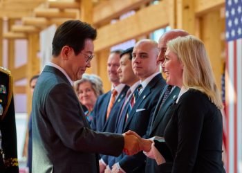 [화제] 백악관 레빗 대변인, SNS에 ‘K-뷰티’ 인증…한국 추천템은?