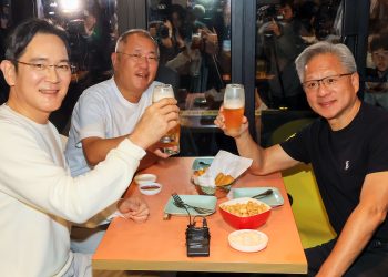 [화제]젠슨 황·이재용·정의선, ‘치맥 회동’…AI 동맹 굳혔다