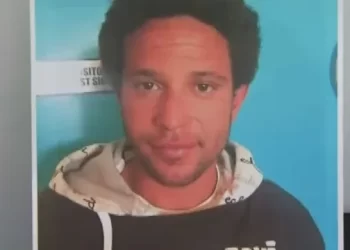 홈리스 살해 ‘해외도피’ LA경찰, 총격 10년 만에 공항서 체포