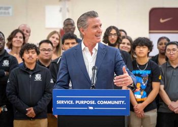 “경찰 횡포 더 이상 좌시 안해” …뉴섬, 경찰에 대한 민간 감시 강화 법안 서명