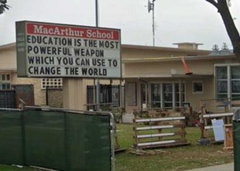 “초등학교 교사가 ‘흑인 아동 전자발찌’ 조롱”  파장