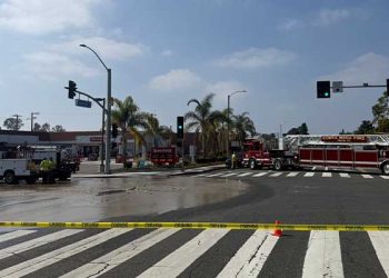 코스타메사 대형 수도관 파열 … 퇴근길 정체 극심