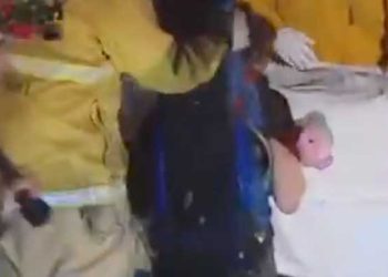 안고 있던 곰인형 덕분 극적구조 … 배수로에 갇힌 여성