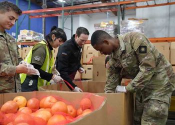 “무료 식품 배급에 새벽 3시부터 장사진” … 굶주림 위기 현실, 주방위군 투입
