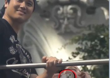 ‘1조’ 버는 남편 둔 오타니 아내의 전화기 눈길