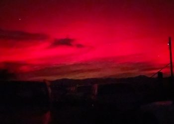 [화제] 캘리포니아 곳곳 밤하늘 물들인 ‘분홍빛 오로라’ 현상