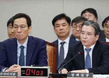 민주 김병기, “국회가 정책실장 화내는 곳인가” .. 딸 캡투자 질문에 발끈