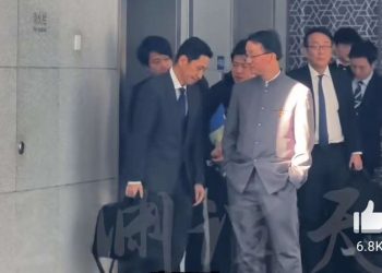 ‘일본 외무성 관리, 중국 외교부 국장에 굴욕’ 사진 공개 파장