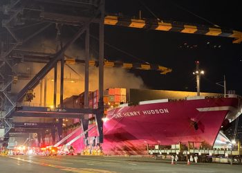 (2보) LA항 컨테이너선 화재 진화 .. 실내 대피령도 해제