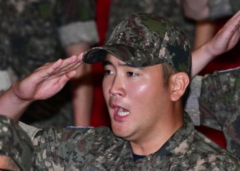 ‘시민권 포기’ 해군 입대 이재용 장남, 기수 대표로 임관식 지휘