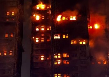 홍콩 아파트 대화재 사망 55명 증가, 수백명 실종 … 불길 못잡아