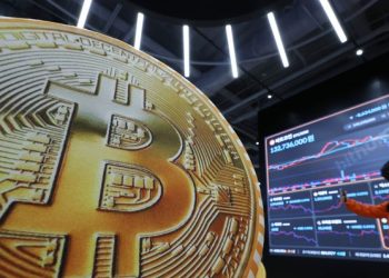 ‘비트코인’ 쌓아 주가 올린 기업들, 줄줄이 코인 매도