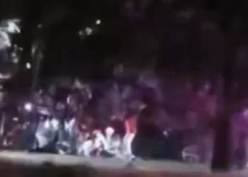 (2보) 추수감사절 연휴 비극, 용의자들 1명도 못잡아 … 경찰 “당장 자수하라”