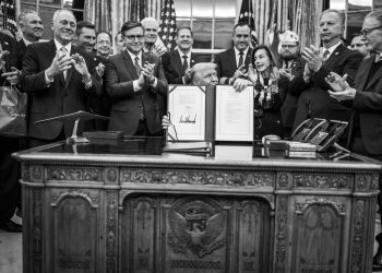 ‘역대 최장’ 43일 셧다운 마침내 종료 … 트럼프 임시예산안 서명