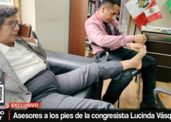 “발톱 좀 깎아봐”… 국회의원 발톱 깎는 보좌관 모습에 ‘발칵’