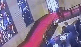 로마서 다리 풀린 의원…수십억 예술작품 ‘와장창'(영상)