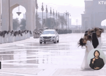 UAE, 히잡 벗은 여성을 긴머리 ‘휙휙’… ‘알 아이알라’ 최고 의전 (영상)