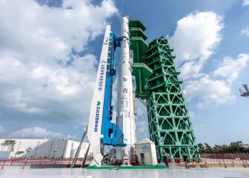 누리호 발사대 설치 완료 …내일 오전 8시 발사