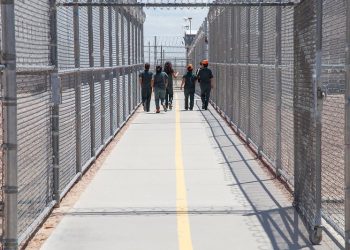 ICE 수감 이민자 6만명, 사상 최대규모 … 내년 10만명 예상, 수감 이민자 70% 범죄전과 없어