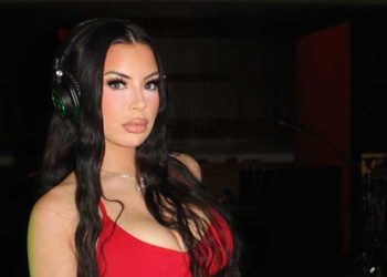 노스리지서 주차 차량에 ‘매복 총격’ … 여가수 델라로사 숨져