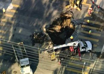 우드랜드 힐스 교차로에 대형 싱크홀 발생