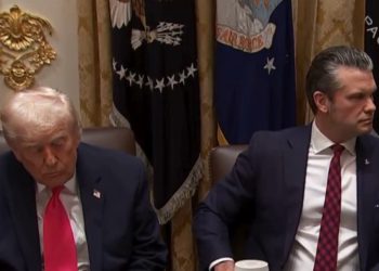 ‘건강 이상설’ 트럼프, 국무회의 중 또 스르륵…건강 우려 계속