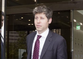 “우주에 데이터센터를?”…샘 올트먼, 로켓 회사 인수 모색 ‘머스크 맞불’