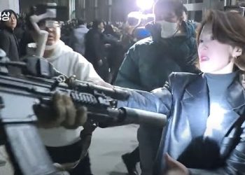 “잔다르크 흉내 민주당 여성 대변인 사진, 화장하고 찍은 연출 사진”