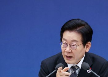 “李, ‘책갈피 외화 밀반출’ 조사지시…’쌍방울’ 범행수법 자백”