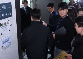 전재수 ‘통일교 초청장’ 확보… 현금·명품시계 수수한 혐의