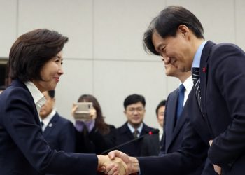 조국 “나경원 천정궁에 갔니?”…나경원 “딸 특혜 의혹이나 답하라”