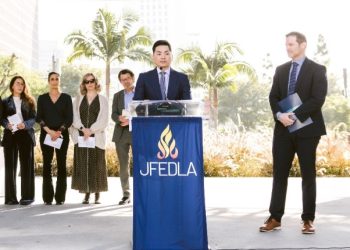 LA 한인회장, “당신들 싸움 아닌 우리의 싸움” … LA 하누카 행사 참석