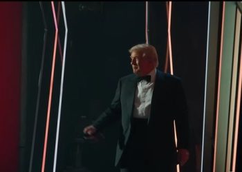 트럼프, 나비넥타이 매고 시상식 진행…”전업 MC 할까요”