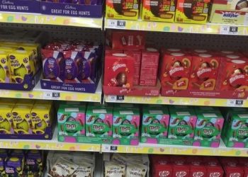 크리스마스에 부활절 상품 등장 … “봄에 크리스마스 트리 파는 격”