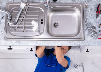 “배관공 전직했더니 연봉 3배”…블루칼라 시대 왔다