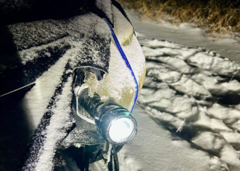 “이게 된다고?” 전조등 대신 손전등 꽂고 달린 운전자